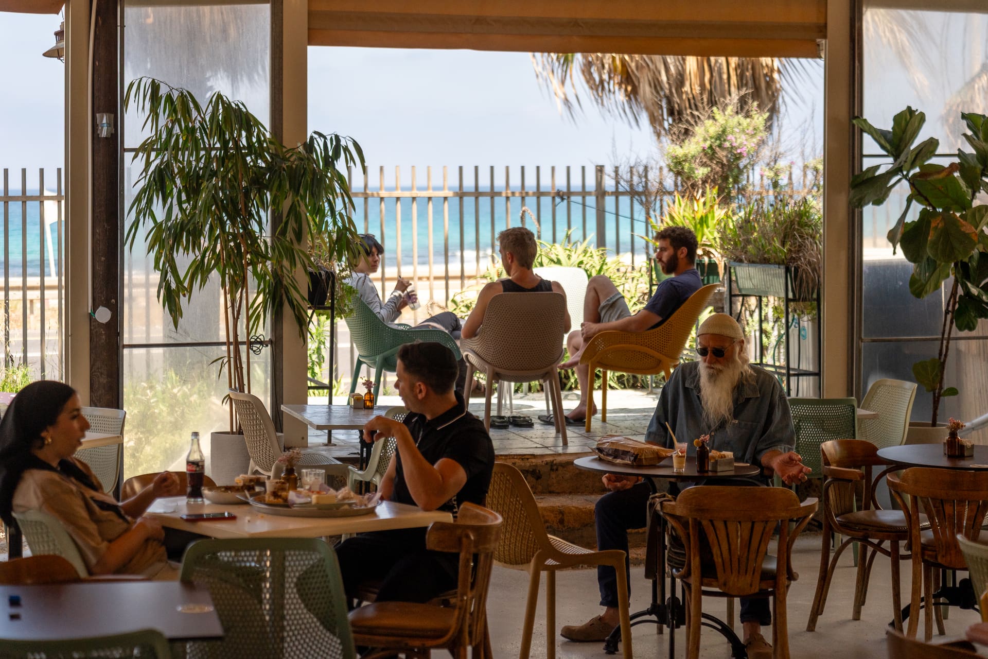 תושה — שייכות, האנשים סביב השולחן